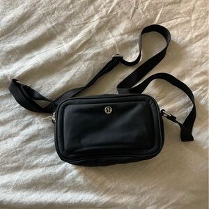 lululemon crossbody camera bag 2l
black